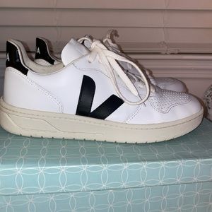 Veja V-10 women’s size 9